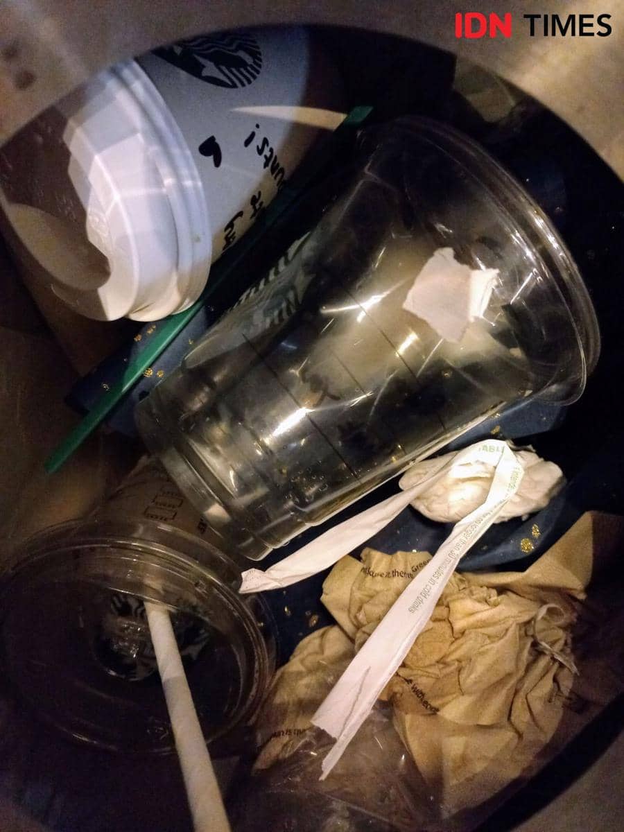 Sampah gelas plastik, Styrofoam dan sedotan kertas dari satu kafe (IDN Times/Yogie Fadila)