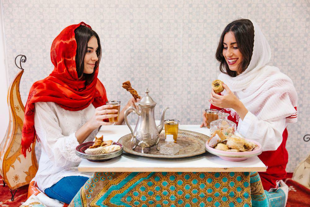 5 Kelebihan Duduk Lesehan saat Makan, Lebih Nikmat dan Sehat