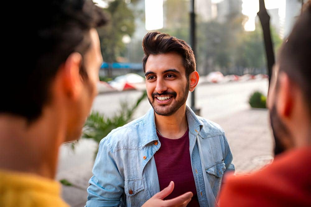 ilustrasi pria berinteraksi dengan temannya (istockphoto.com/MStudioImages)
