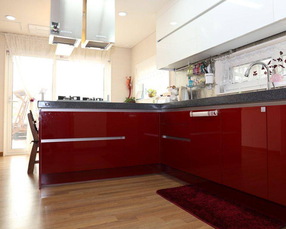 ilustrasi kabin berwarna merah burgundy (pixabay.com/jwco)