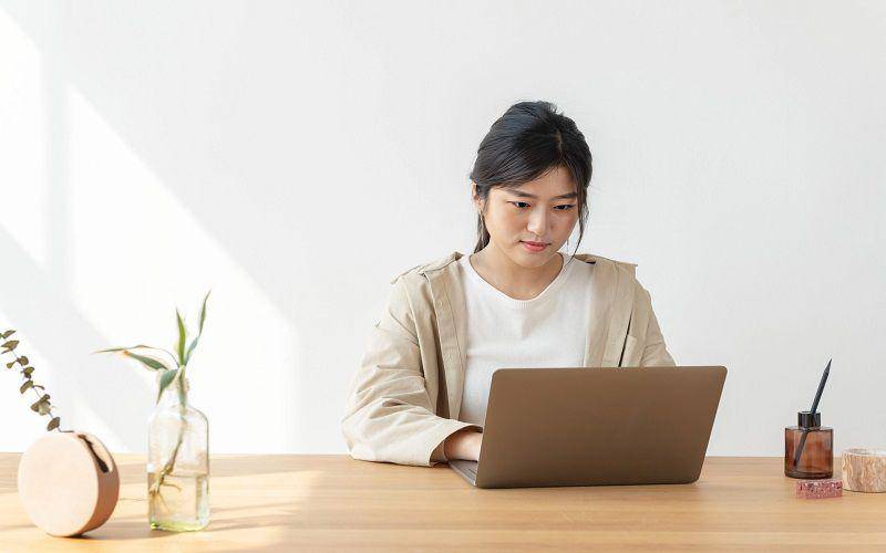 Ilustrasi freelancer sedang bekerja di rumah menggunakan laptop (freepik.com/rawpixel.com)