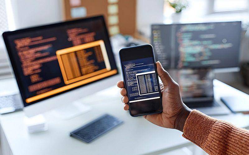Ilustrasi Mobile App Developer menguji aplikasi smartphone (freepik.com/seventyfour)