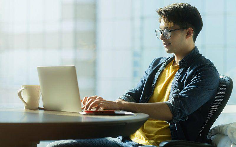 Ilustrasi Video Editor sedang mengedit video (freepik.com/ Lifestylemmeory)