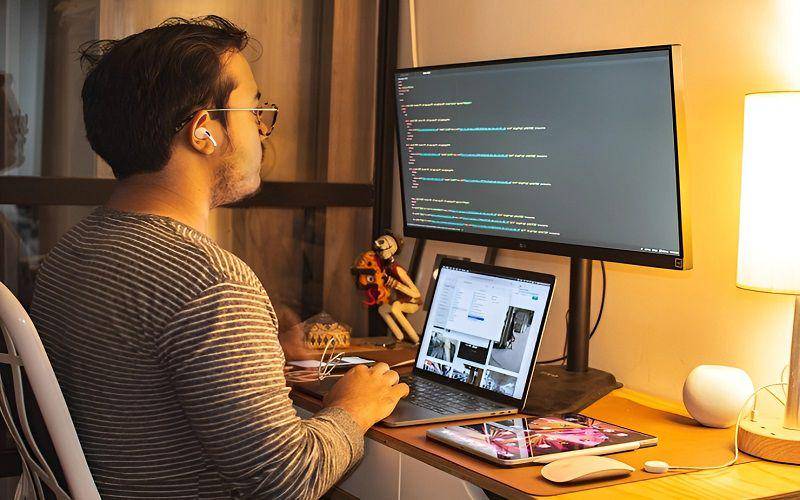 Ilustrasi Web Developer sedang bekerja dari rumah (freepik.com/ArgelisRebolledo)