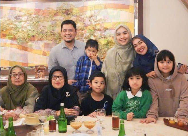 potret keluarga Oki Setiana Dewi (instagram.com/okisetianadewi)