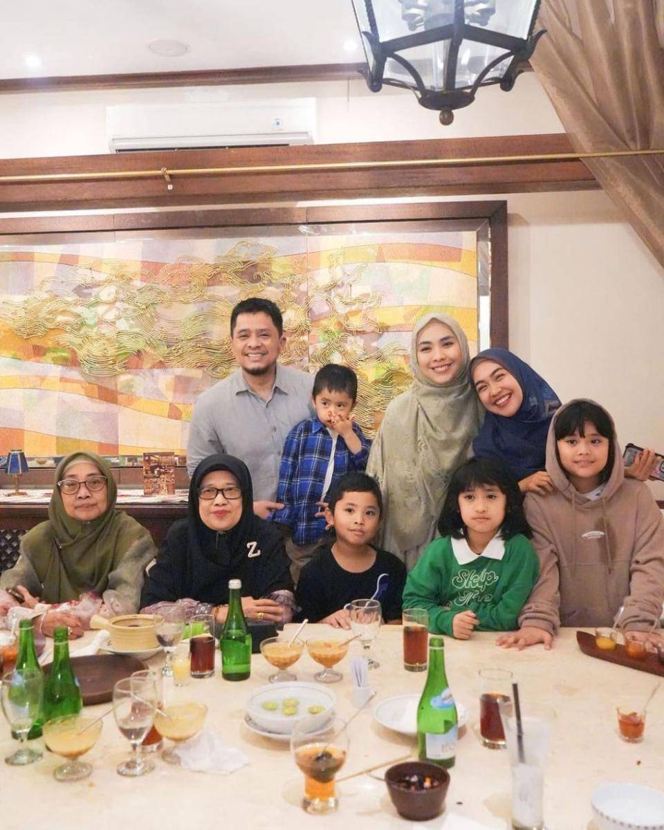 potret keluarga Oki Setiana Dewi (instagram.com/okisetianadewi)