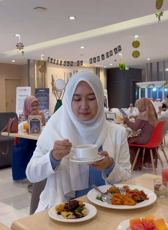 Pengunjung yang sedang berbuka puasa di Front One Hotel Gresik. Instagram/wisatagresik