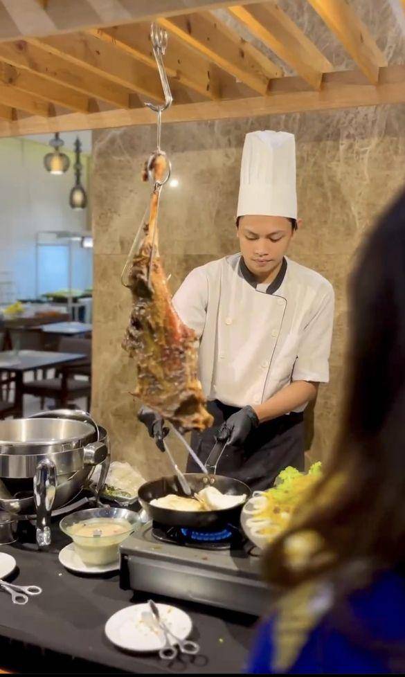 Live cooking shawarma dan nasi biryani di Santika Hotel Gresik. Instagram/iconlandproperty.official