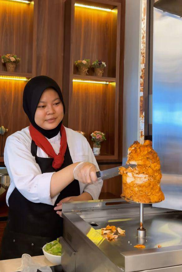 Live cooking kebab di Aston Hotel Gresik. Instagram/aston_gresik