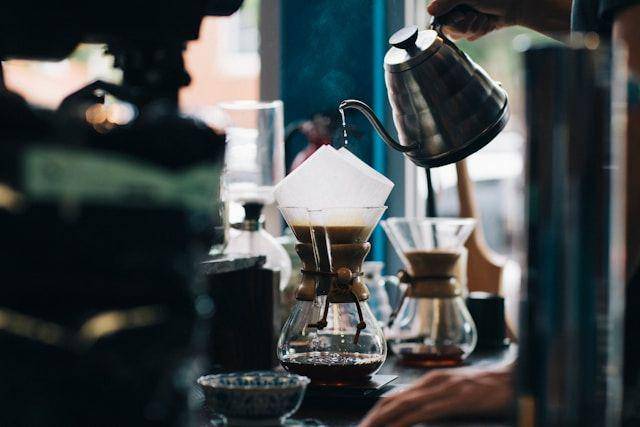 ilustrasi proses penyeduhan kopi (unsplash.com/Karl Fredrickson)