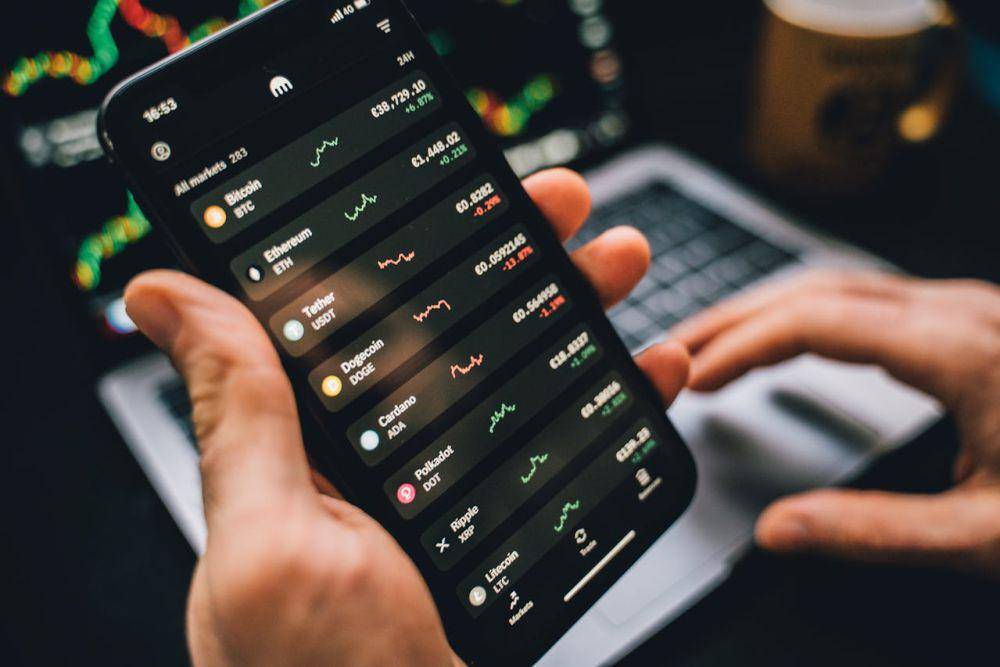 ilustrasi sedang trading forex (pexels.com/Alesia Kozik)