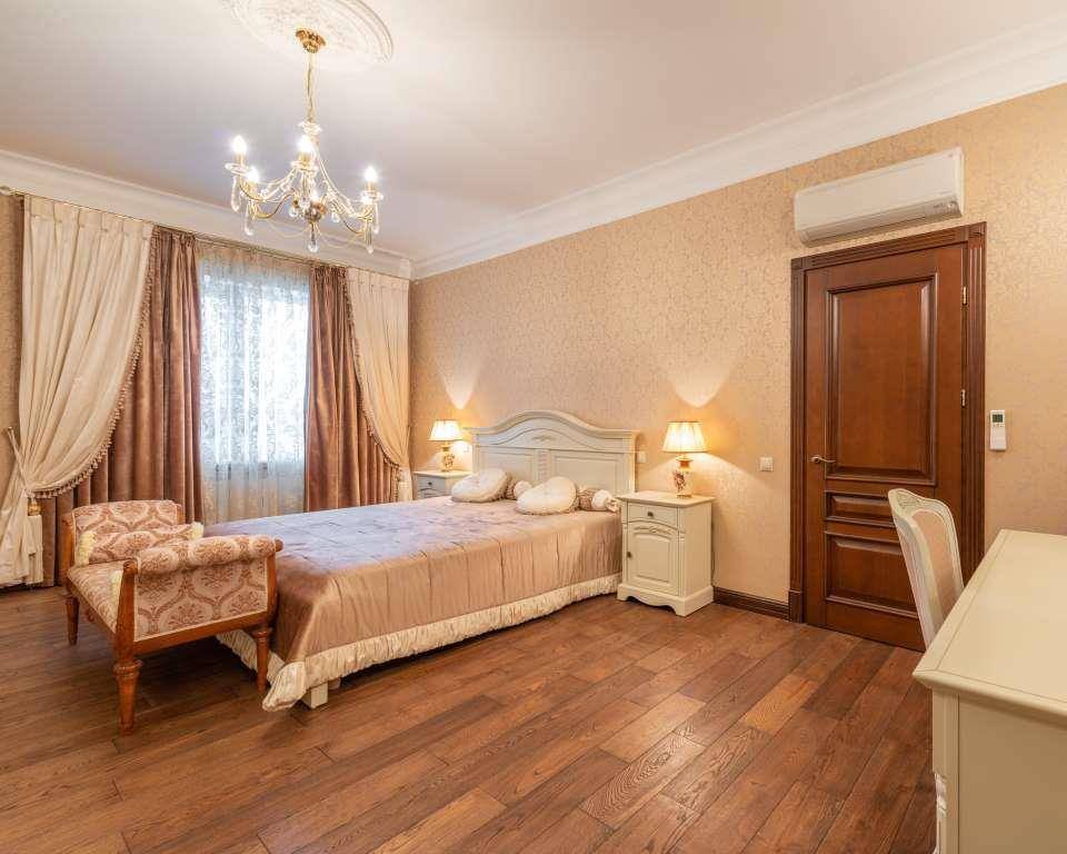 ilustrasi dinding kamar berwarna cream (pexels.com/Max Vakhtbovycn)