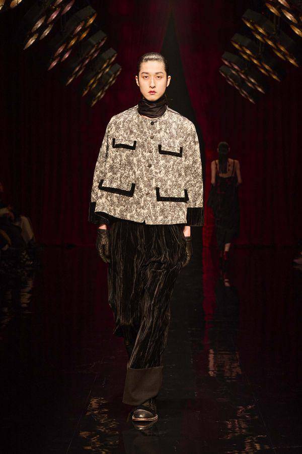 HEOS F/W '24 di Rakuten Fashion Week Tokyo 2024 (dok. Rakuten Fashion Week Tokyo)