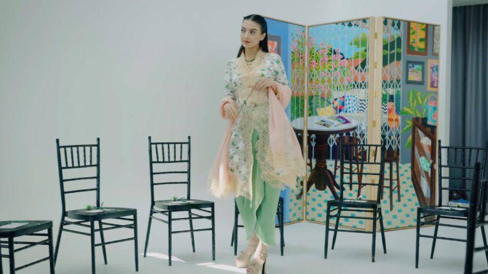 potret photoshoot Raline Shah dengan busana lebaran Melayu (instagram.com/ralineshah)