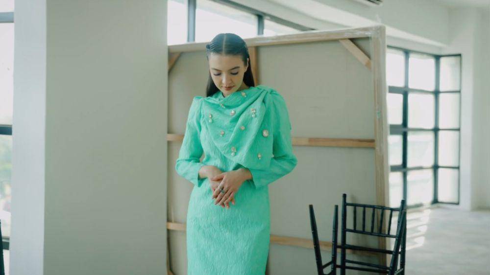 potret photoshoot Raline Shah dengan busana lebaran Melayu (instagram.com/ralineshah)