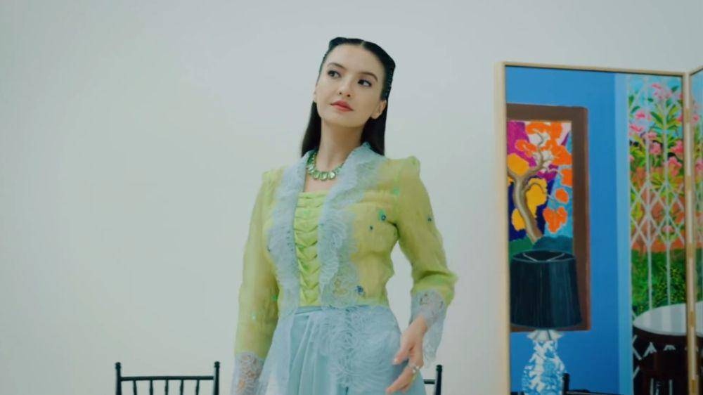 potret photoshoot Raline Shah dengan busana lebaran Melayu (instagram.com/ralineshah)