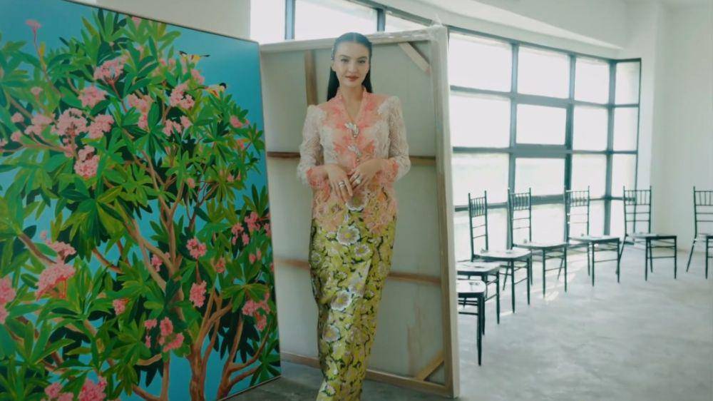 potret photoshoot Raline Shah dengan busana lebaran Melayu (instagram.com/ralineshah)