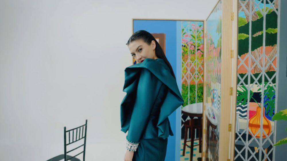 potret photoshoot Raline Shah dengan busana lebaran Melayu (instagram.com/ralineshah)