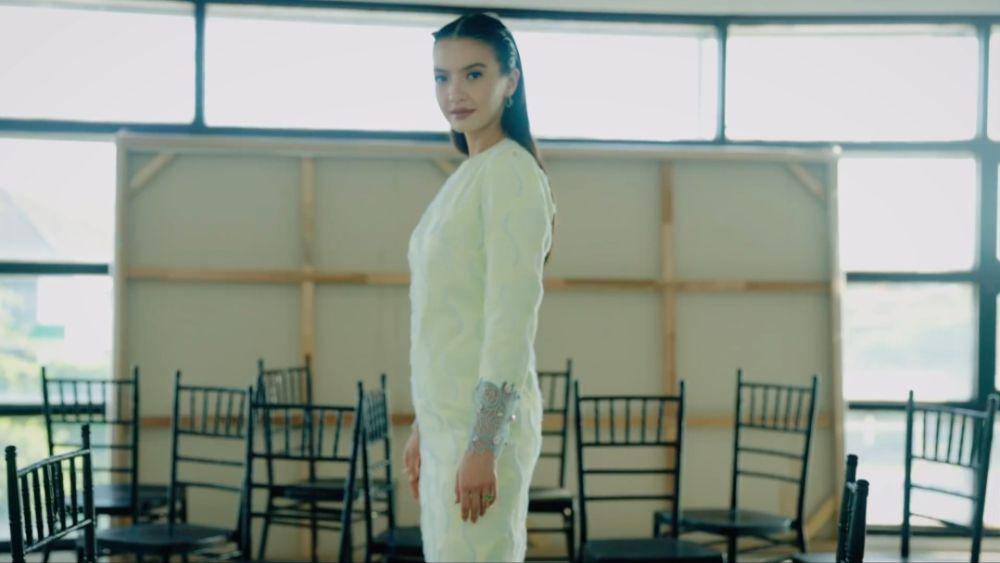 potret photoshoot Raline Shah dengan busana lebaran Melayu (instagram.com/ralineshah)