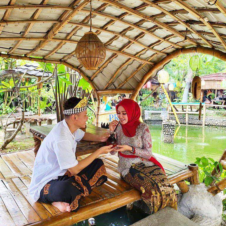 Salah satu spot lesehan di warung Pring Bali. Instagram/pringbali