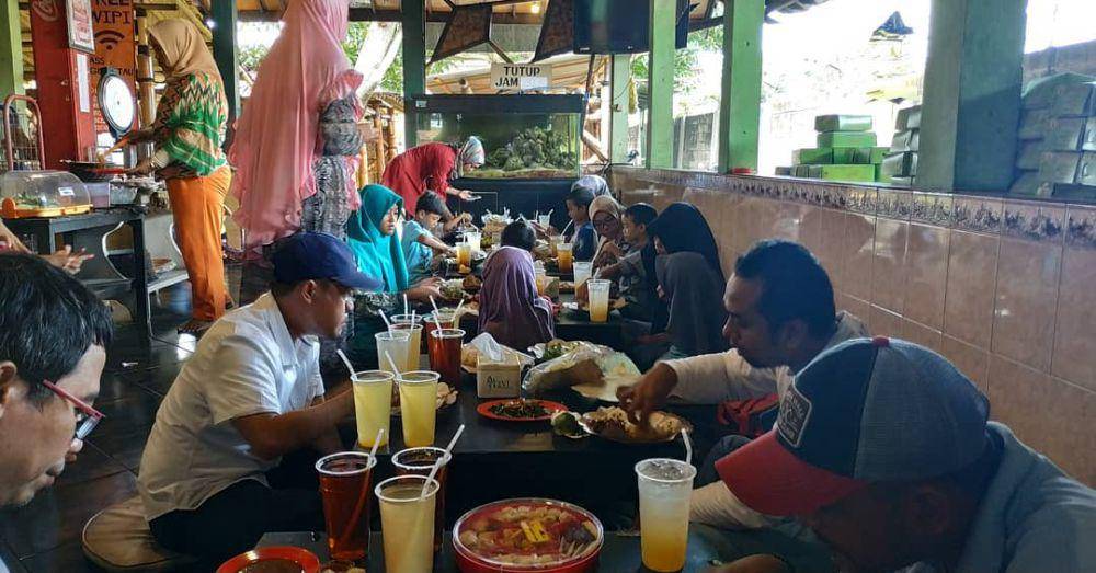 Nuansa makan lesehan di warung Boga Bandung Sidoarjo. Instagram/bogabandung_sby