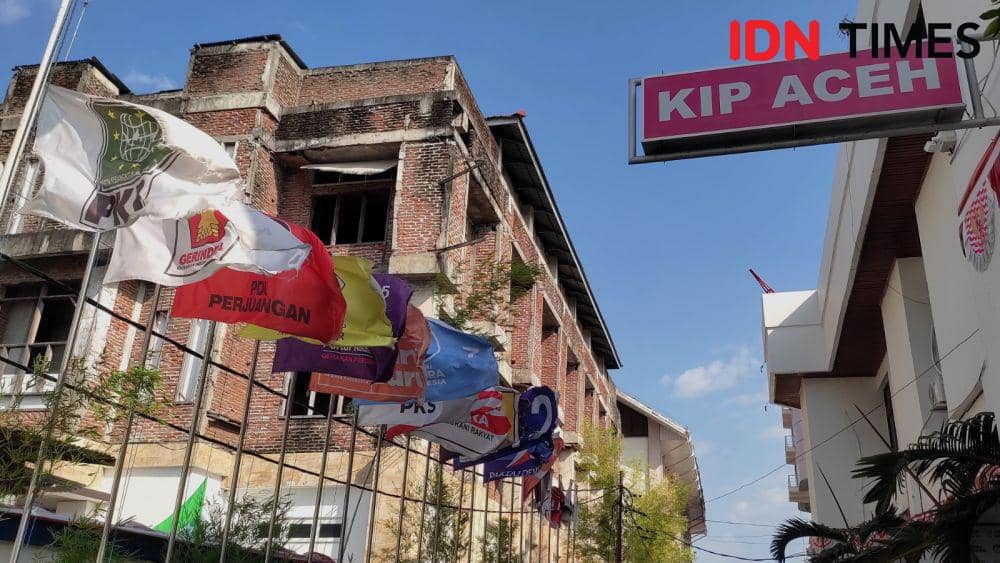 Bendera partai peserta Pemilu 2024 di Aceh. (IDN Times/Mhd Saifullah)