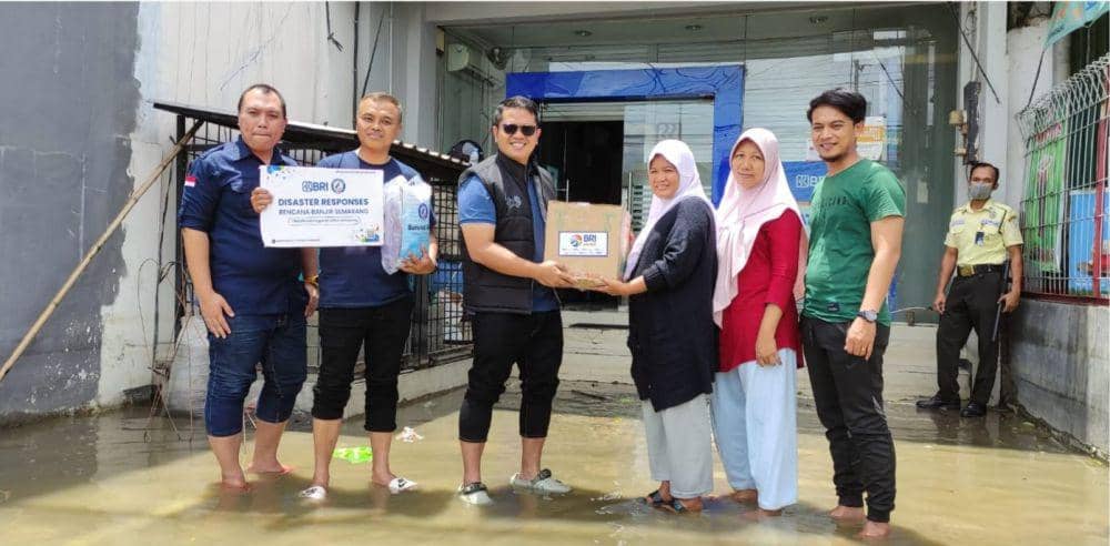 Korban Banjir di Tambakrejo Semarang Terima Bantuan Sembako dari BRI