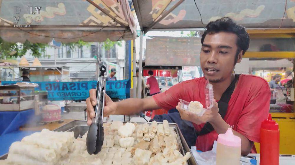 Fuji dan Fadly berburu takjil (YouTube.com/Fadli Faisal)