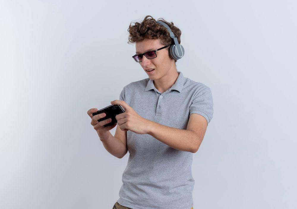ilustrasi bermain game di handphone (Freepik.com/stockking)
