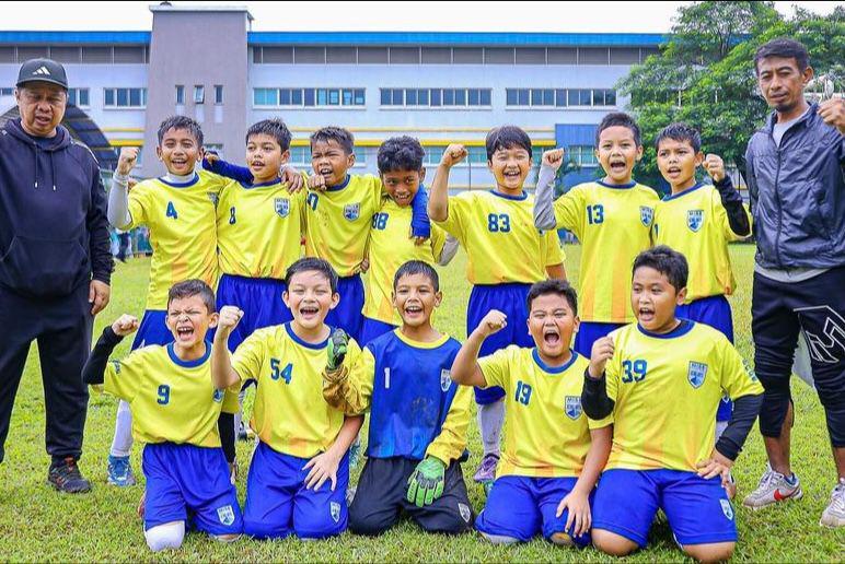 7 Potret Arjuna Anak Titi Kamal Geluti Olahraga Sepak Bola, Lincah!