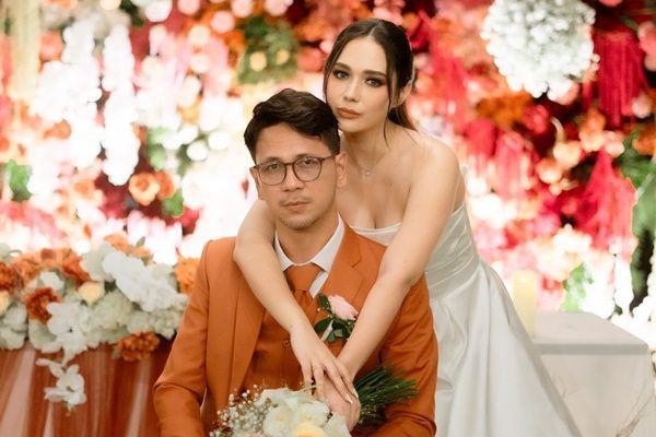 7 Potret Pernikahan Zarry Hendrik dan Raquel Larkin, Lepas Masa Duda