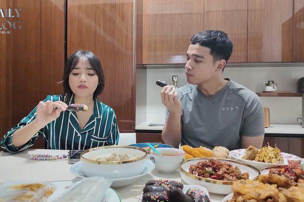 7 Potret Fuji dan Fadly Faisal Borong Takjil di Pasar Ramadan