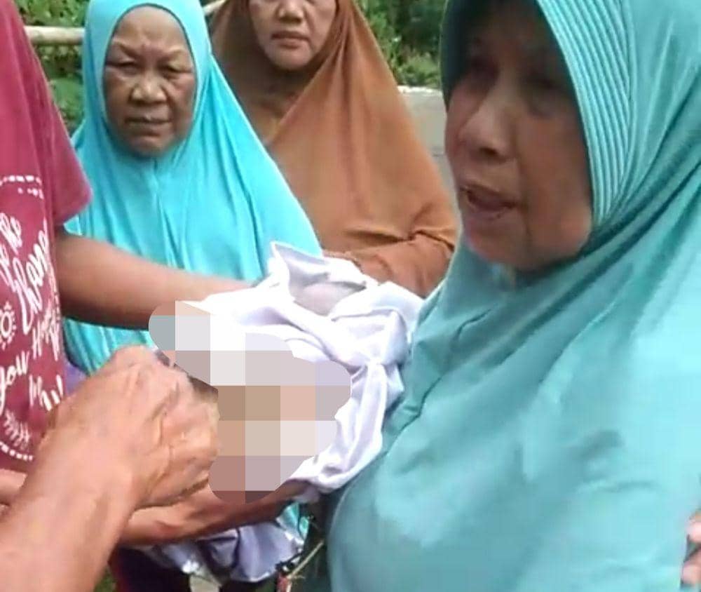 (Warga Lubuk Linggau saat temukan jasad bayi di dalam bekas sumur) IDN Times/istimewa