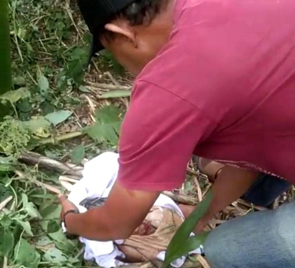 (Warga Lubuk Linggau saat temukan jasad bayi di dalam bekas sumur) IDN Times/istimewa