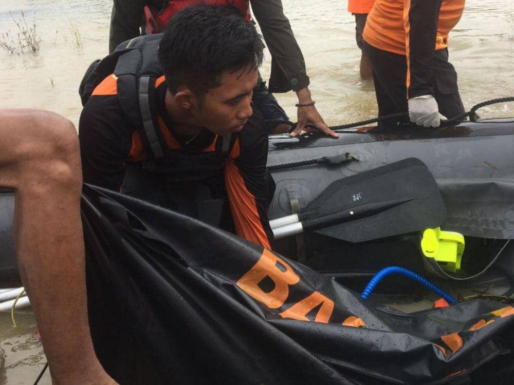 Kantong jenazah berisi tubuh Ade Viona dibawa menggunakan perahu karet untuk selanjutnya dibawa ke rumah duka. (IDN Times/Dok Humas Basarnas Semarang)