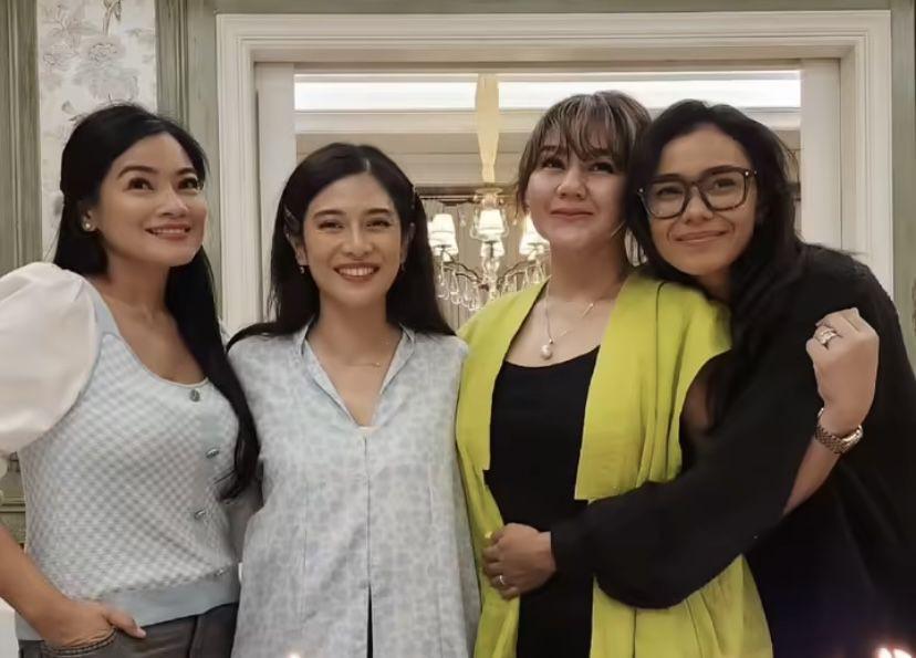 8 Potret Geng Cinta Rayakan Ulang Tahun ke-42 Dian Satro, Bikin Haru!