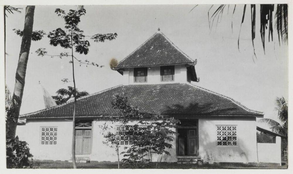 Pemandangan Masjid Tua Katangka di Gowa pada tahun 1920-an. (Dok. KITLV)