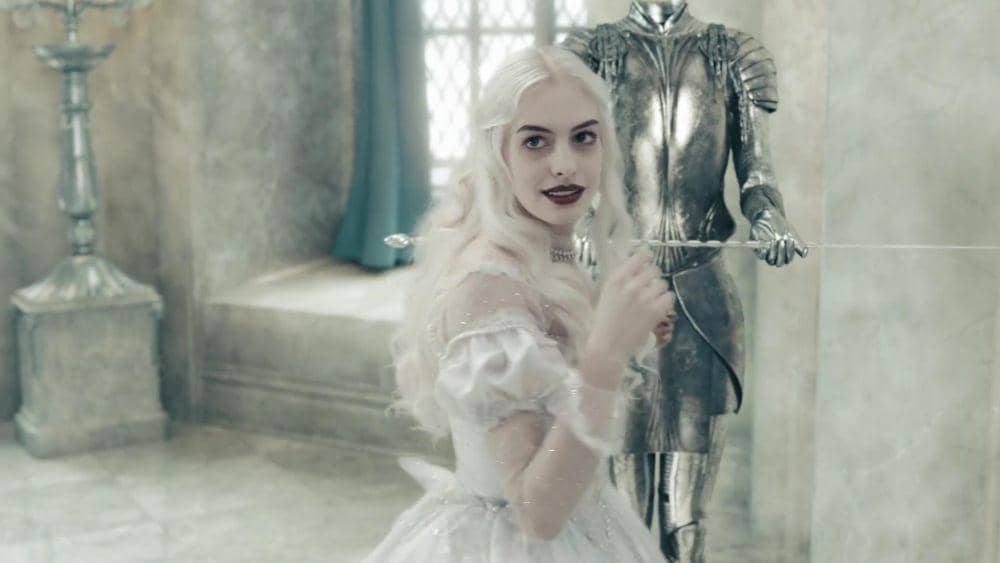 Anne Hathaway dalam Alice in Wonderland