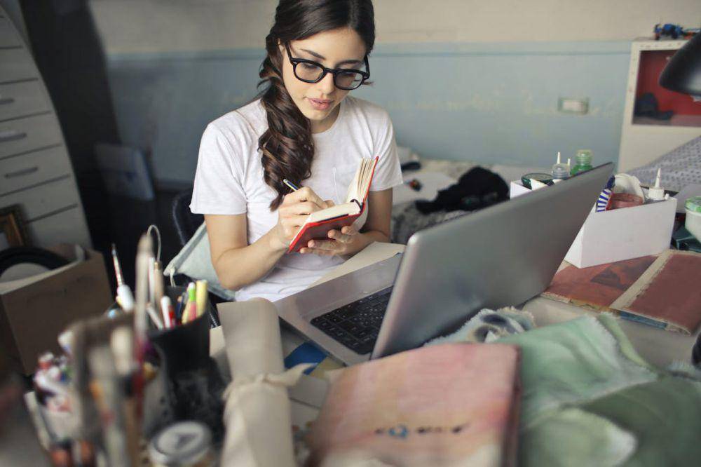 ilustrasi meja kerja yang berantakan (pexels.com/Andrea Piacquadio)