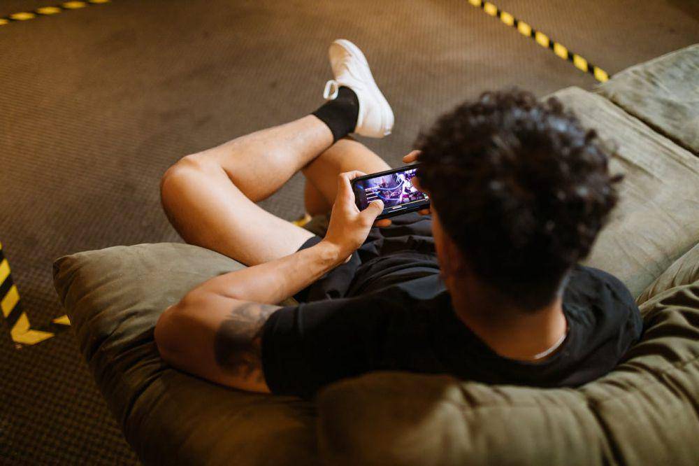 ilustrasi bermain game online sendiri (Pexels.com/RDNE Stock project)