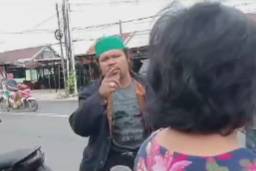 Tangkapan layar video viral anggota Pemuda Pancasila Makassar mengintimidasi pemilik ruko di sekitar Pasar Senggol, Jalan Opu Daeng Risadju/Istimewa