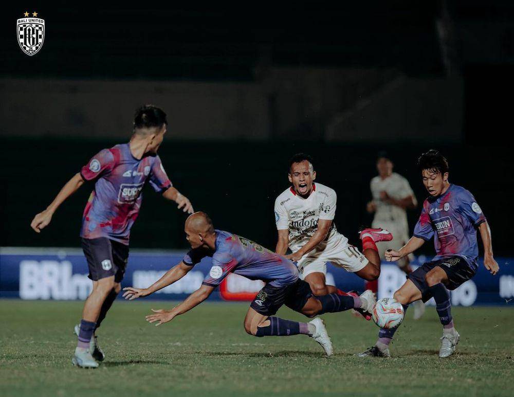 Irfan Jaya (putih) saat mendapatkan pengawalan pemain RANS Nusatantara FC. (Instagram.com/baliunitedfc)