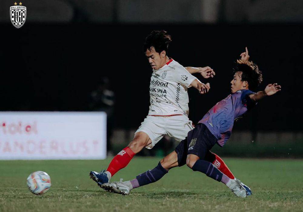 Lutfi Kamal (putih) saat mendapatkan pengawalan pemain RANS Nusatantara FC. (Instagram.com/baliunitedfc)