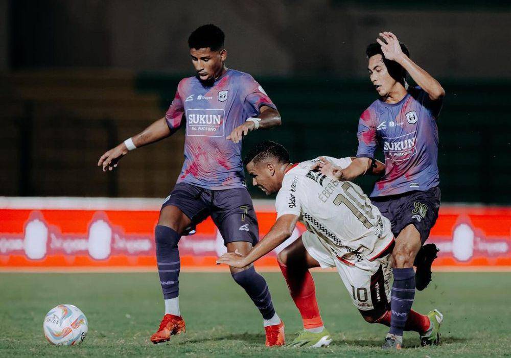 Eber Bessa (putih) saat mendapatkan pengawalan pemain RANS Nusatantara FC. (Instagram.com/baliunitedfc)