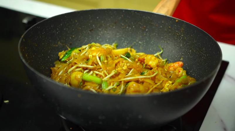 kwetiau goreng seafood (YouTube.com/Jarle Kul)