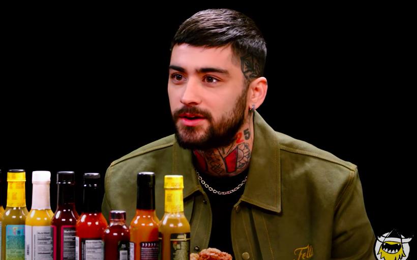 8 Momen Seru Zayn Malik di Hot Ones, Sampai Nangis Kepedasan!