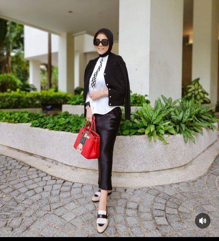 Gaya hitam putih Syahrini (Instagram.com/princessyahrini)