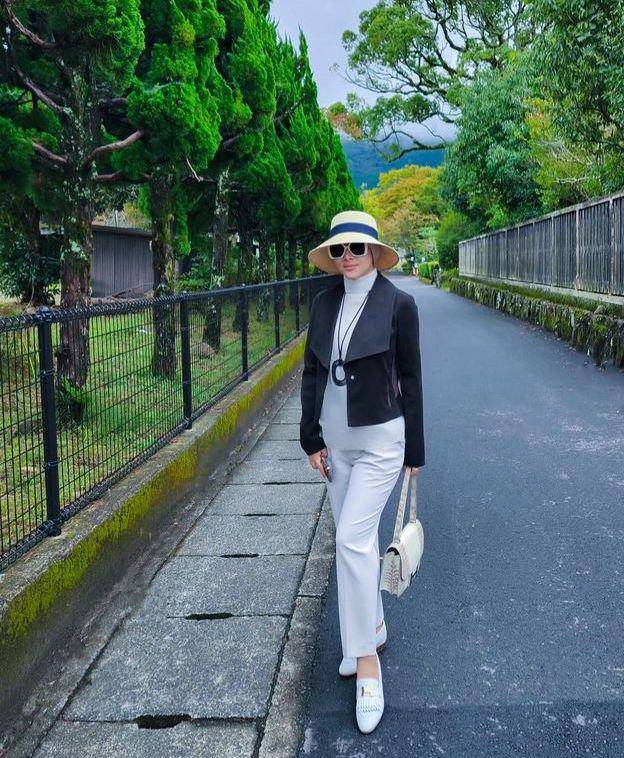 Gaya hitam putih Syahrini (Instagram.com/princessyahrini)