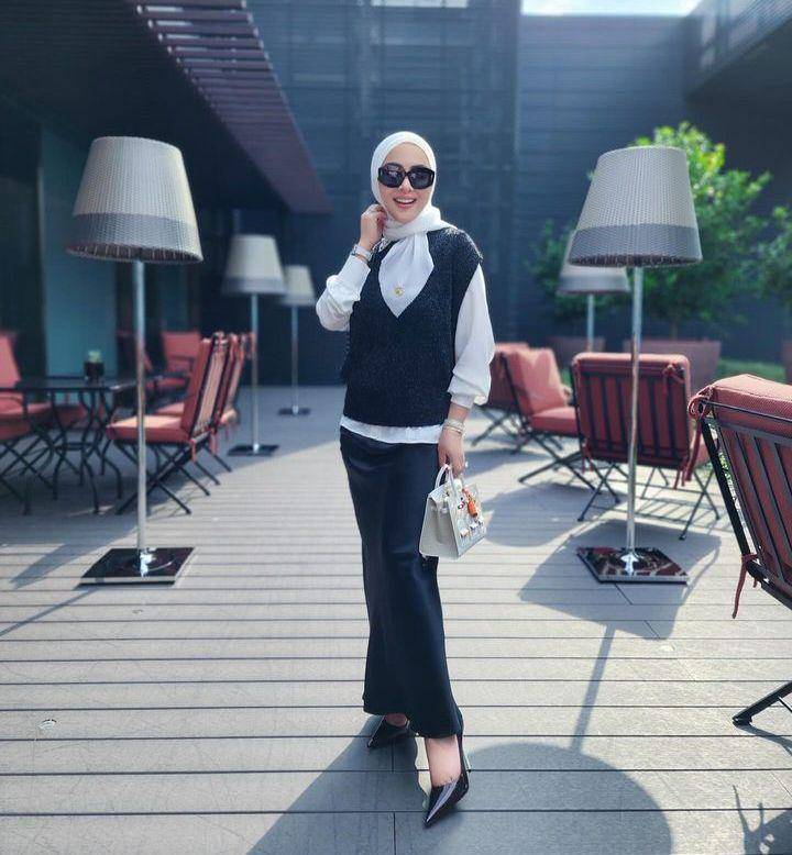 Gaya hitam putih Syahrini (Instagram.com/princessyahrini)