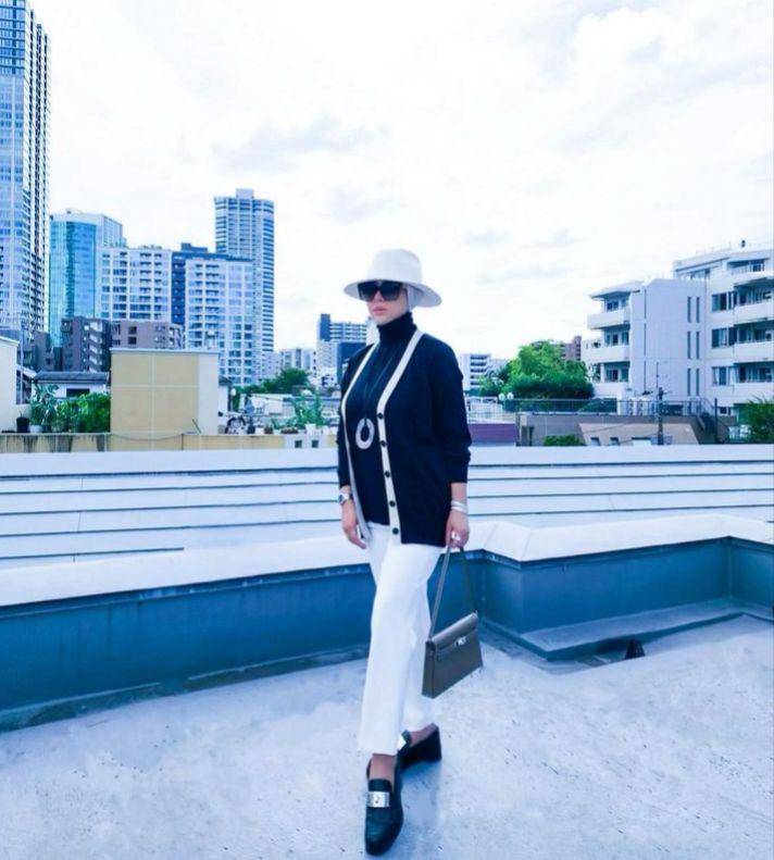 Gaya hitam putih Syahrini (Instagram.com/princessyahrini)